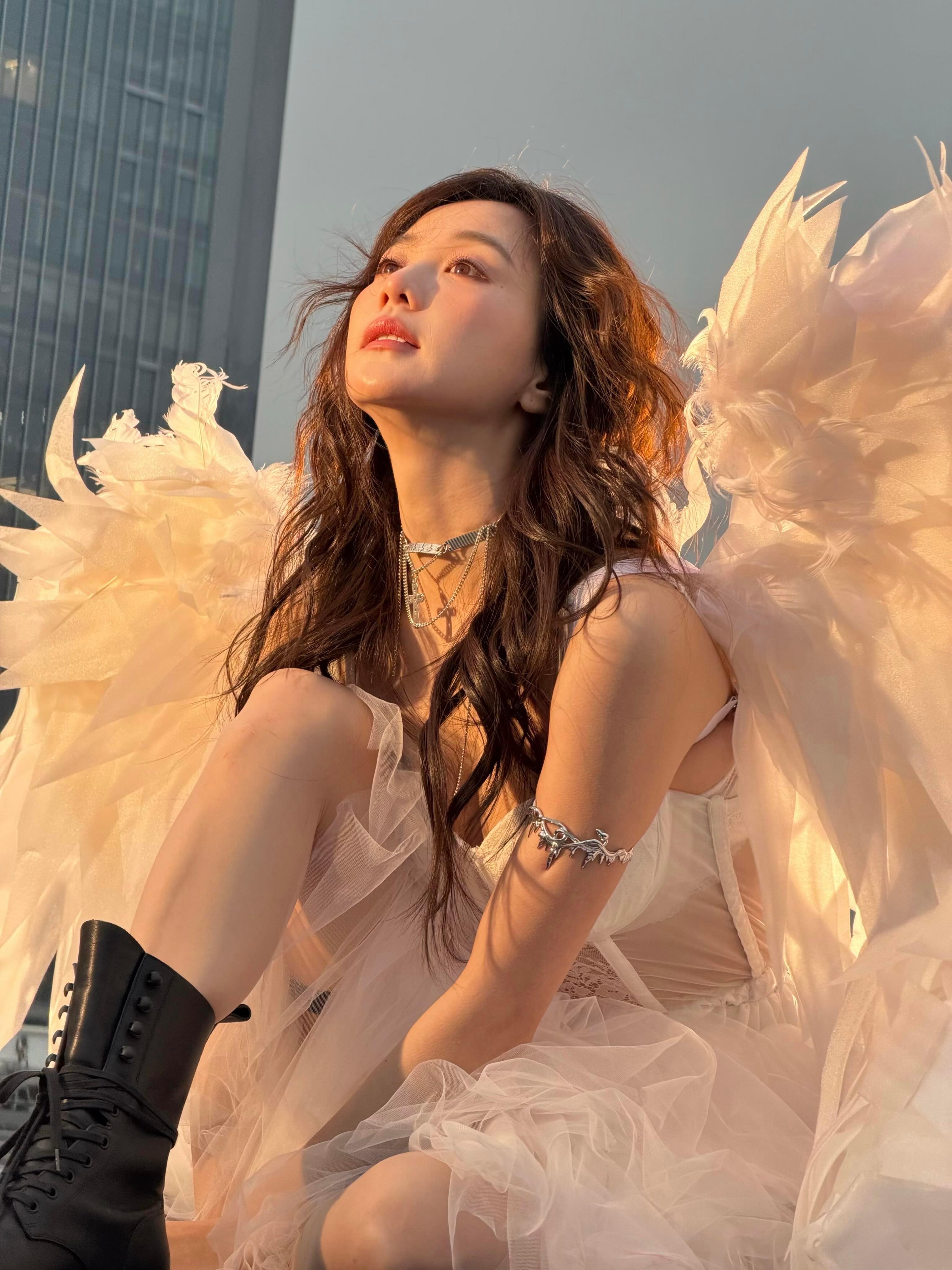 你是胡意旋那她是谁在温柔与锋芒之间，胡意旋找到了最妙的平衡点。那种游走于两极的魅