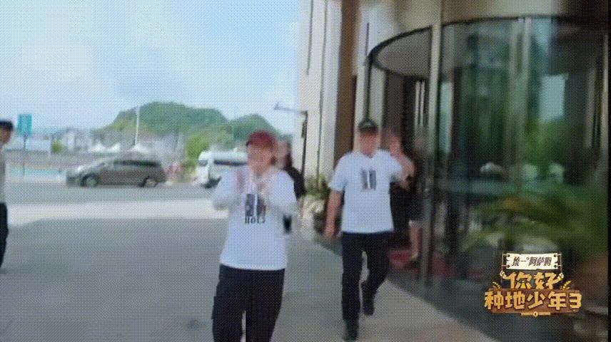 你好种地少年带家人出游 这次参观后陡门大棚产业，杨幂和欧豪感受到了农作物的丰收与