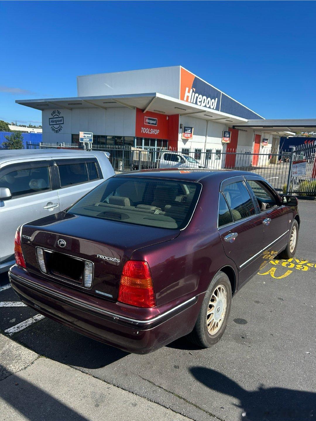 今天看了一辆比较稀的车，Toyota Progres。这车平常在路上很少见，我也