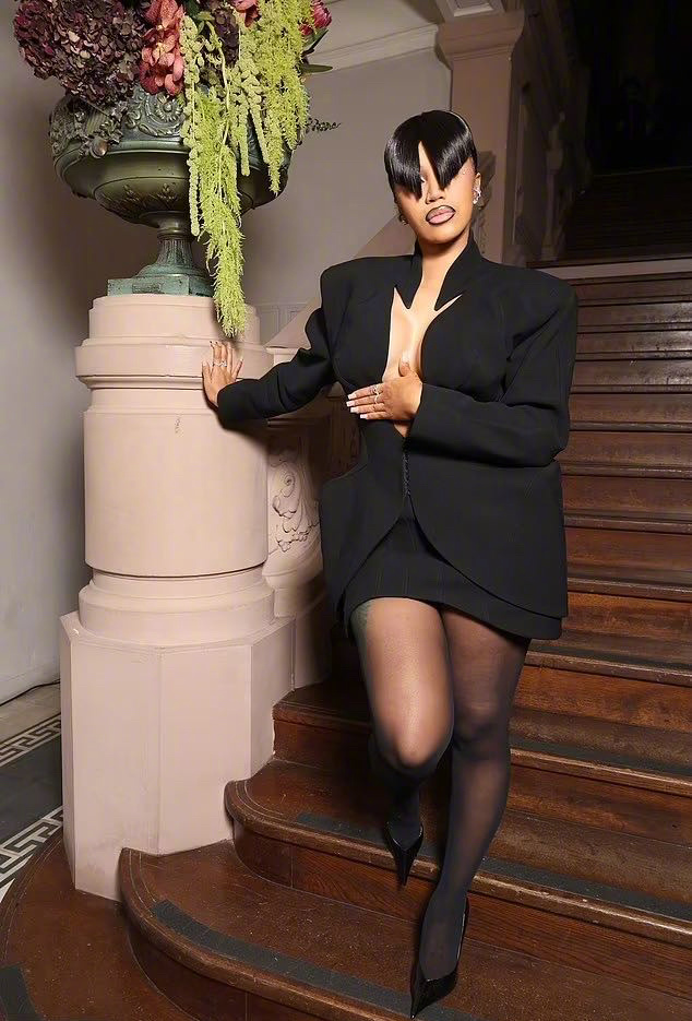 #时装周##巴黎时装周# ，出席 Mugler 2025春夏系列发布秀的卡老师C