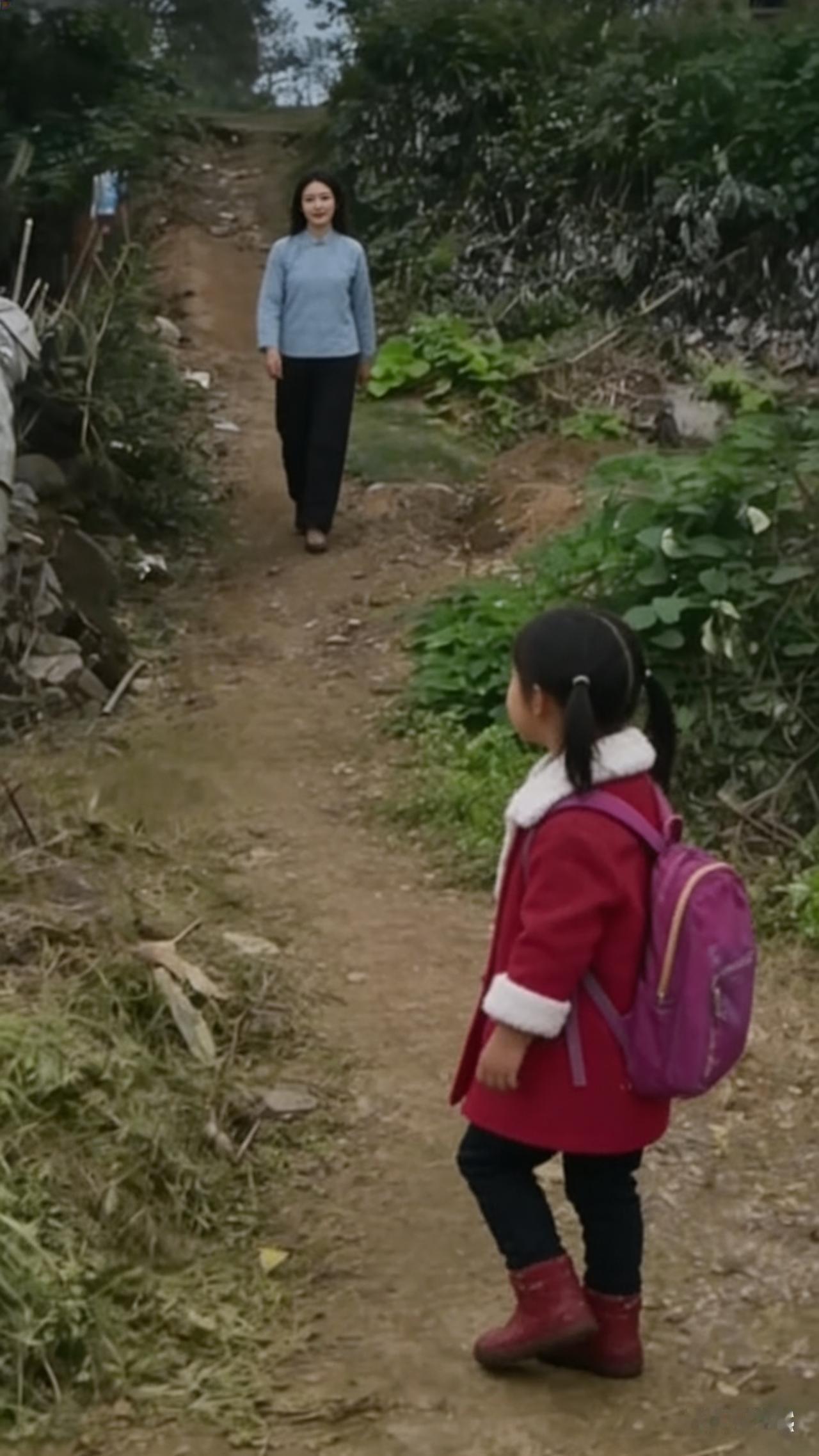 背着书包的小小身影，在一段土坡路上，紫红色的外套在像开在绿叶间的小花！

一个小