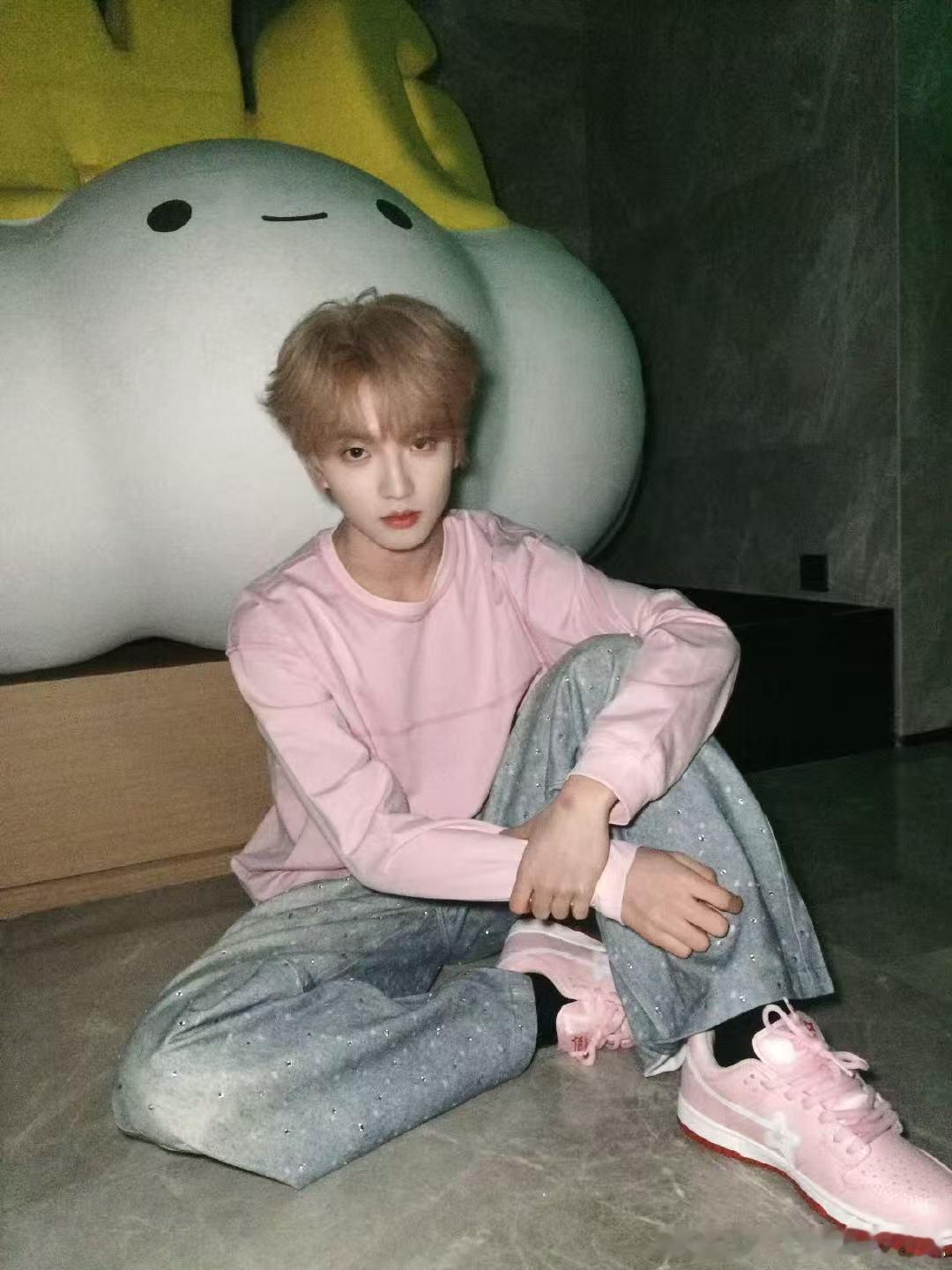 穆祉丞和云朵合影 ​​​粉发太权威了！这个穆祉丞帅的好超过～ ​​​