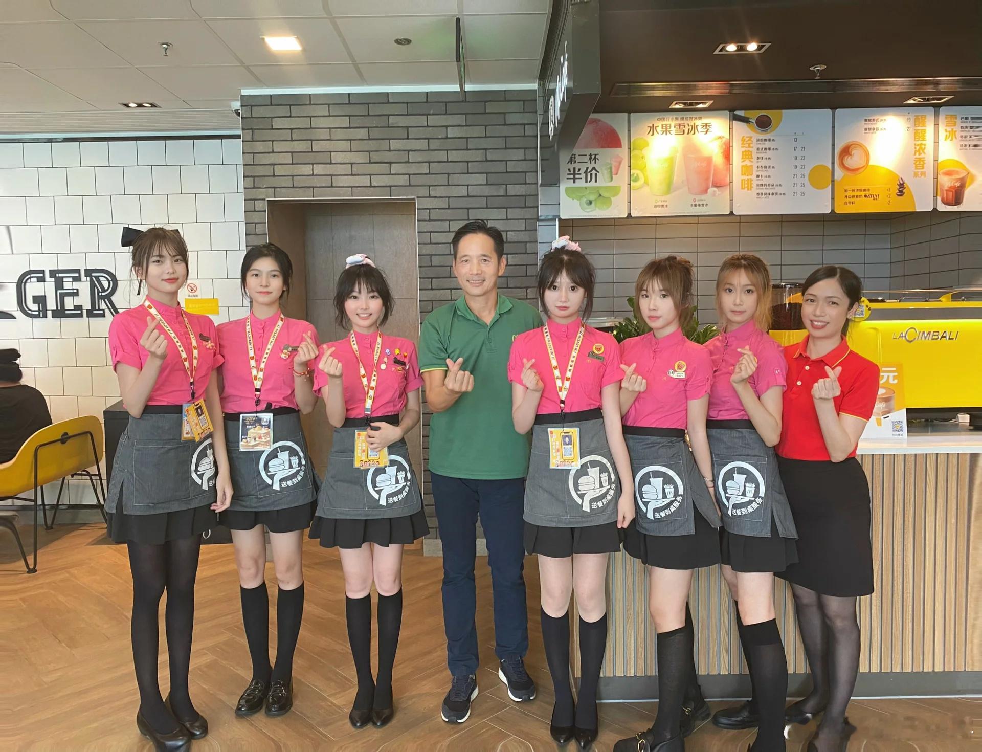怪不得KFC肯德基要搞疯狂星期四原来麦当劳小姐姐这么强[舔屏]#4个4k能拼成8