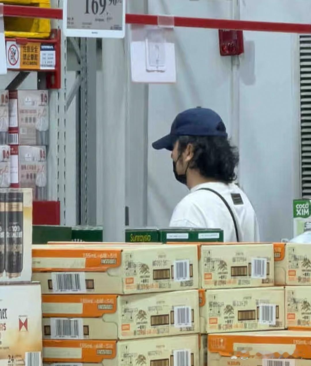 43岁雷佳音和老婆翟煦飞在上海逛商场被偶遇，他穿着一身休闲服，胡须没刮，留着一头