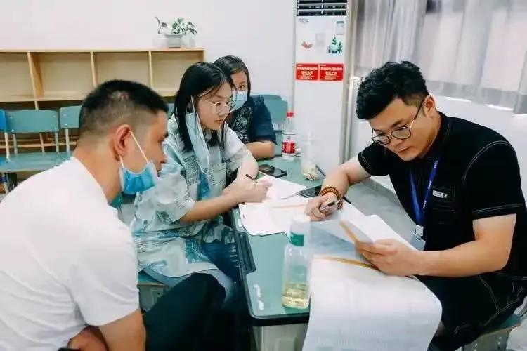 城市和大学，到底谁更重要呢？

依我看，肯定是大学更重要。为啥这么说呢？咱中国社