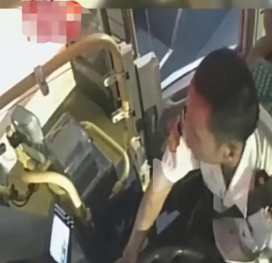 青岛，一女子上完夜班后，坐了末班公交车，没想到因为太累，在车上睡了，等公交车司机