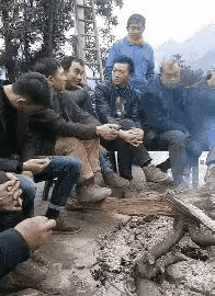 快过年了，这种环境你能呆多久。
这群人在一起一般讨论什么。
会不会讨论，台海目前