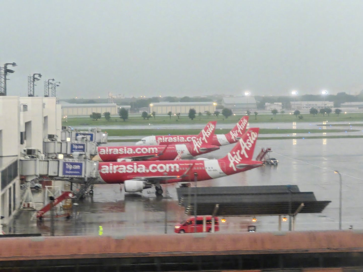航空君航空科普 今天下雨，暂且不进去了，廊曼机场还是那样没啥变化，准备工作应该没