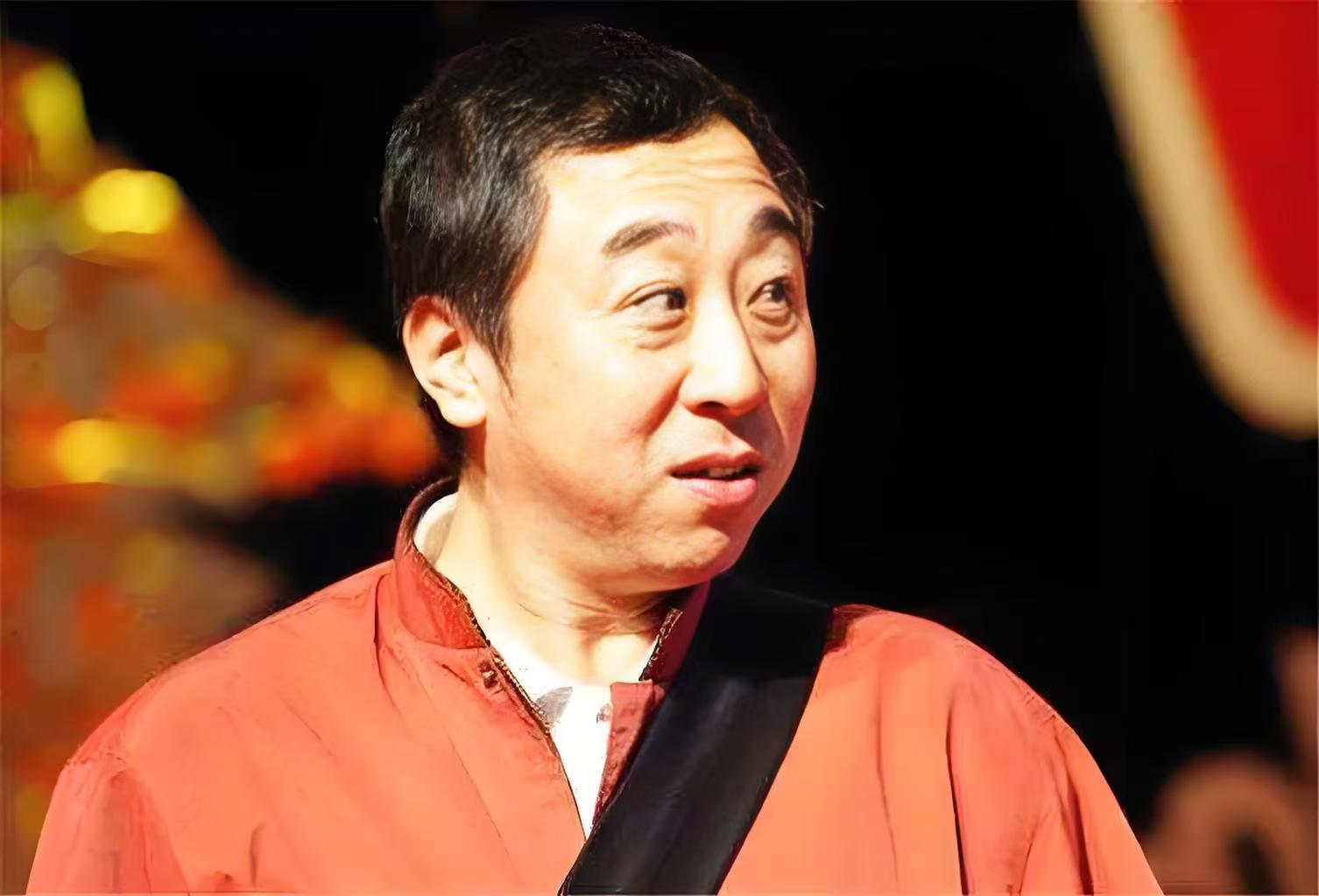 2004年的一天，冯巩收到女粉丝张梦的威胁短信：“必须给我50万分手费...