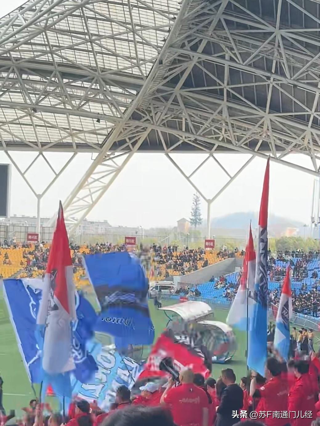 今天下午苏超南通队今年首次亮相，首发阵容中球员号码和去年有很大区别。职业球员程鑫