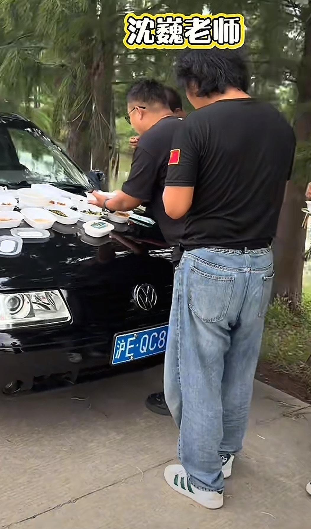 沈巍众主播想着午饭简单吃点盒饭，晚上吃9红的大餐，谁知道沈巍从台上下来后，气得不