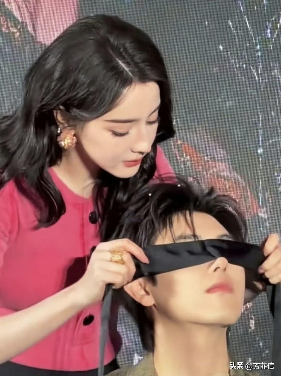 完了，迪丽热巴和陈飞宇的新剧剧宣，怎么给人一种妈妈带傻儿子的感觉……
《白日提灯