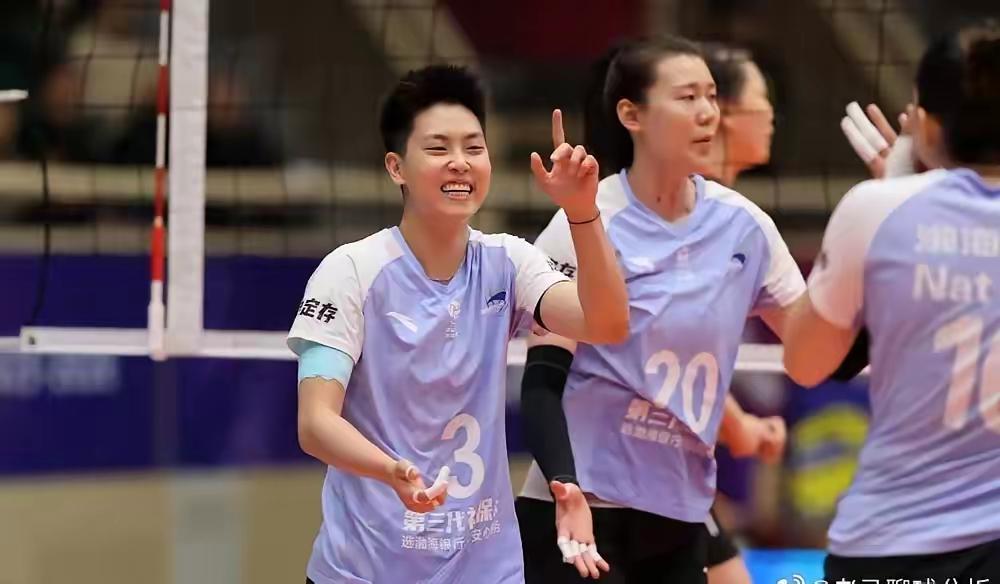 也许，江苏女排队员们太在意自己在主场观众面前的表现，一看鲁莽有余的唐欣，时不时用