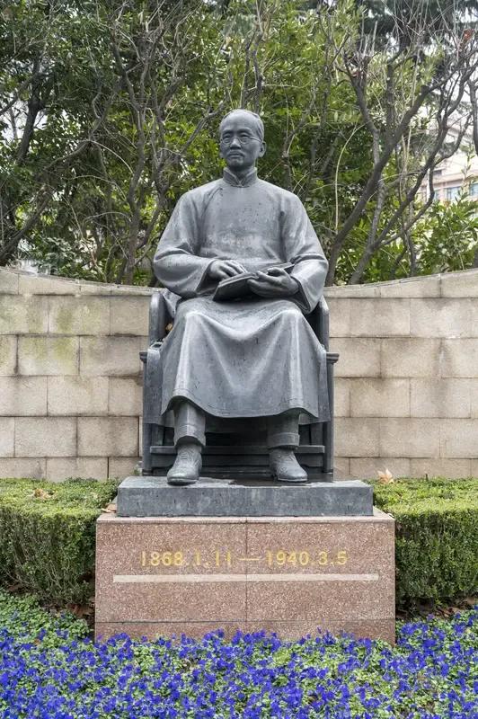 校长要不要上课，如果是小地方，人情关系复杂地方的校长，他们不怎么会上课，所以才走