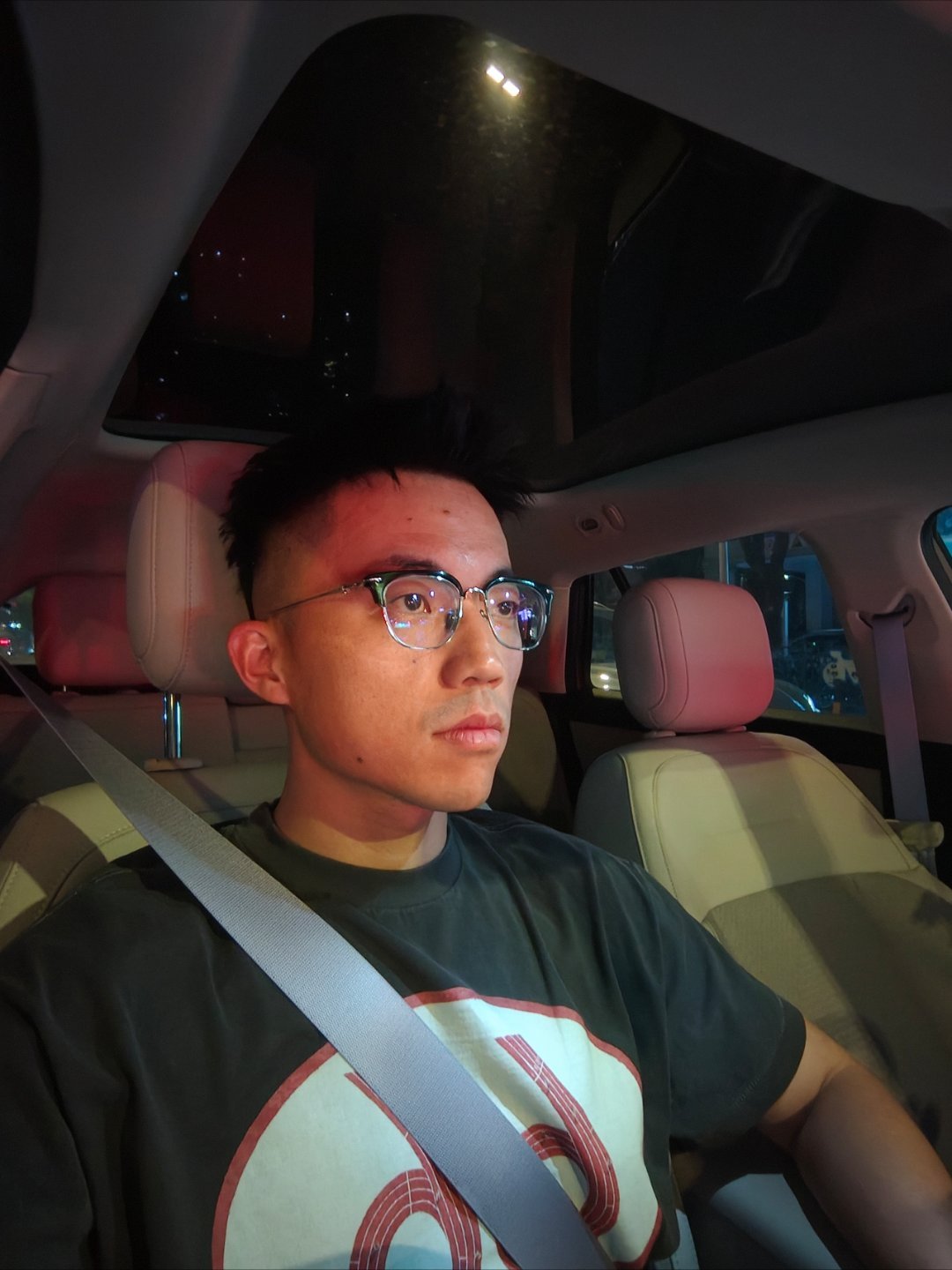 朋友送了一件衣服给大家展示一下 