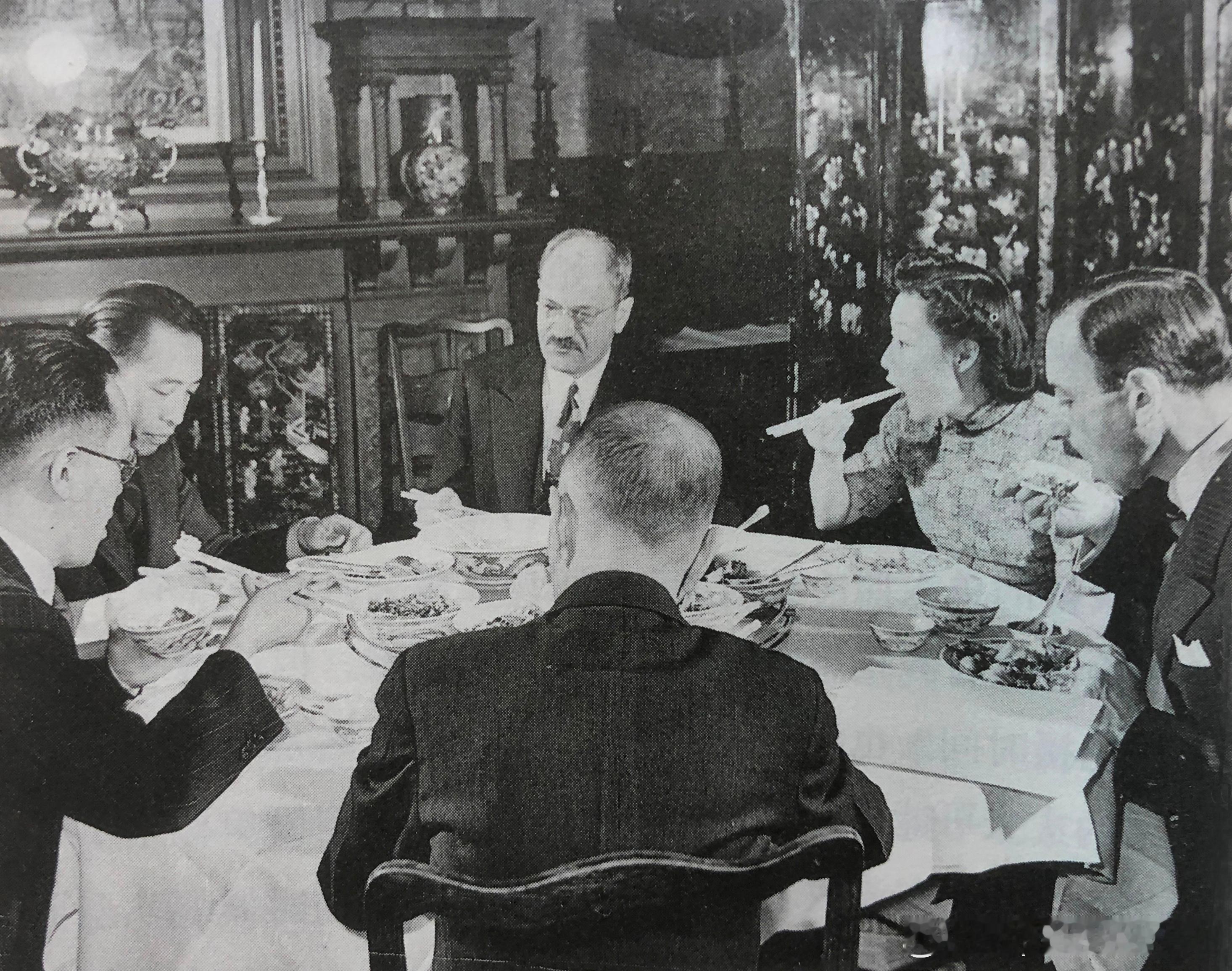 1941年驻美使馆午餐，左下角顺时针起胡适、刘锴、使馆法律顾问也是胡适同班同学哈