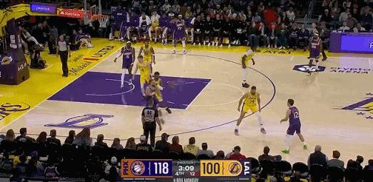 节目效果炸裂！狄龙背打布朗尼被逼走步，替补席上的詹姆斯比手势！