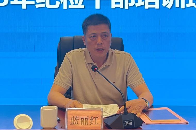 蓝丽红的落马颇让人遗憾，这位曾经在蓝天翱翔长达23年的飞行员，能够驾驶战机安全飞