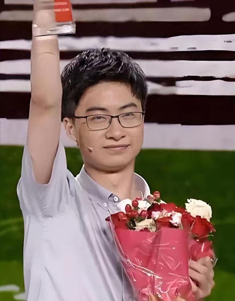 [月亮]父亲患精神分裂症，母亲因先天性脊柱裂下肢瘫痪，全家靠低保和母亲纳鞋垫、父