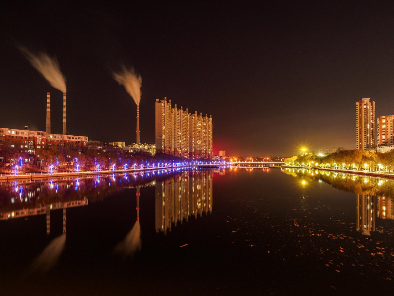 现在夜晚步入细河体育公园，你会感觉到灯火通明。霓虹耀眼。

细河亮化这三年。
