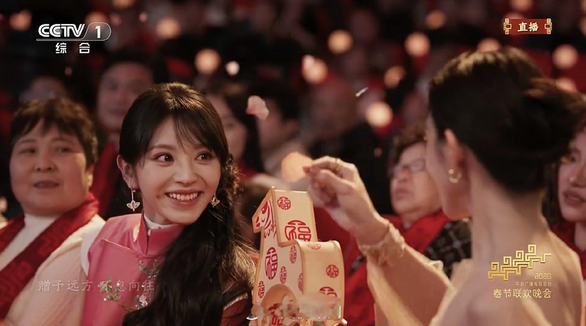 花瓣落在田曦薇头顶笑容太明媚了！！！ 