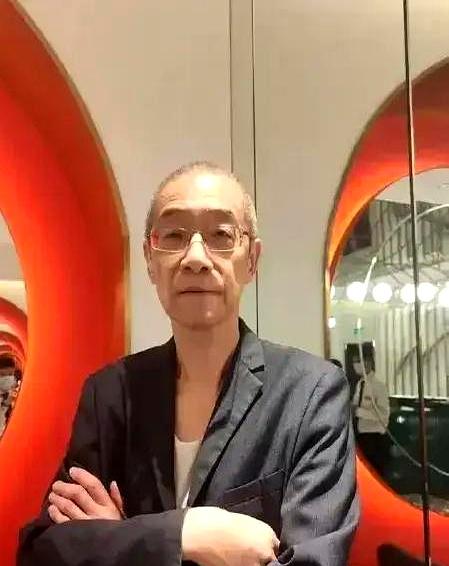 当一个69岁的儿子，托着96岁失明的母亲，把“家”搬进上海嘉定安亭R酒店时，月租