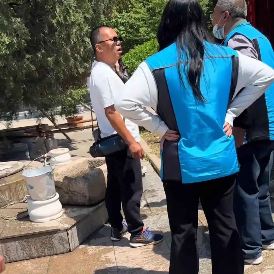 寺院门口一口井，本该是积德行善的地方，却上演了一出让人心寒的闹剧。

一个成年人