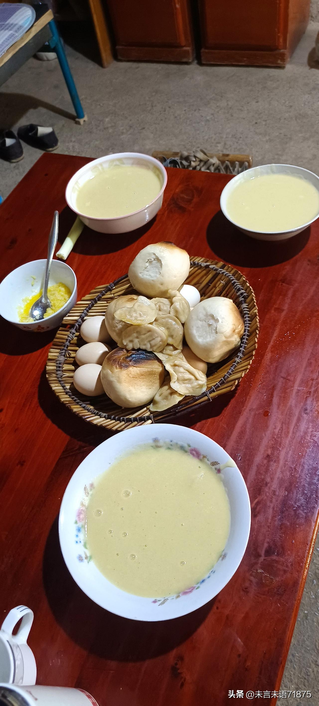 回婆婆家了，婆婆的早饭一年365天都是这样的。
一人一碗大糊涂汤子，鸡蛋馒头，再