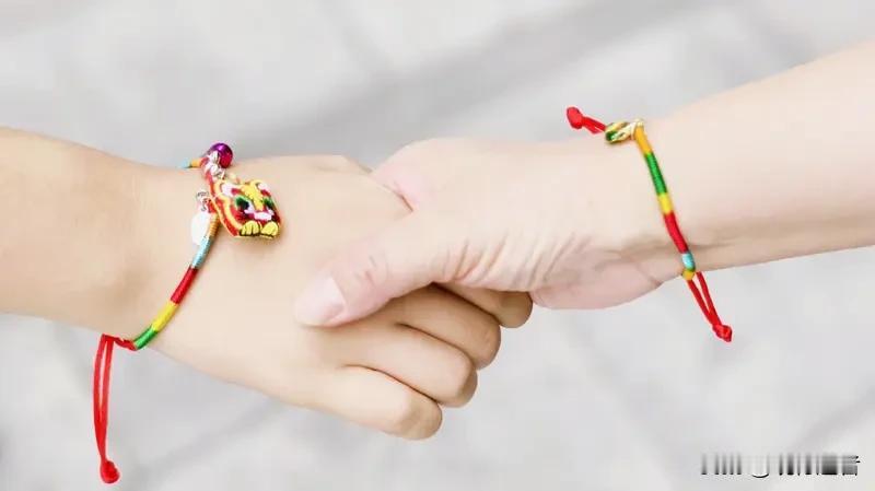 现代人际关系正面临深刻变革。传统亲缘纽带日渐松散，节日走亲访友的习俗逐渐式微。年