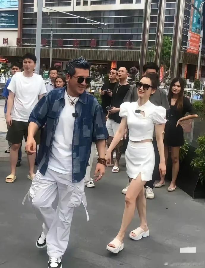 黄圣依实际身高约 162，属于娇小玲珑型的女生。 