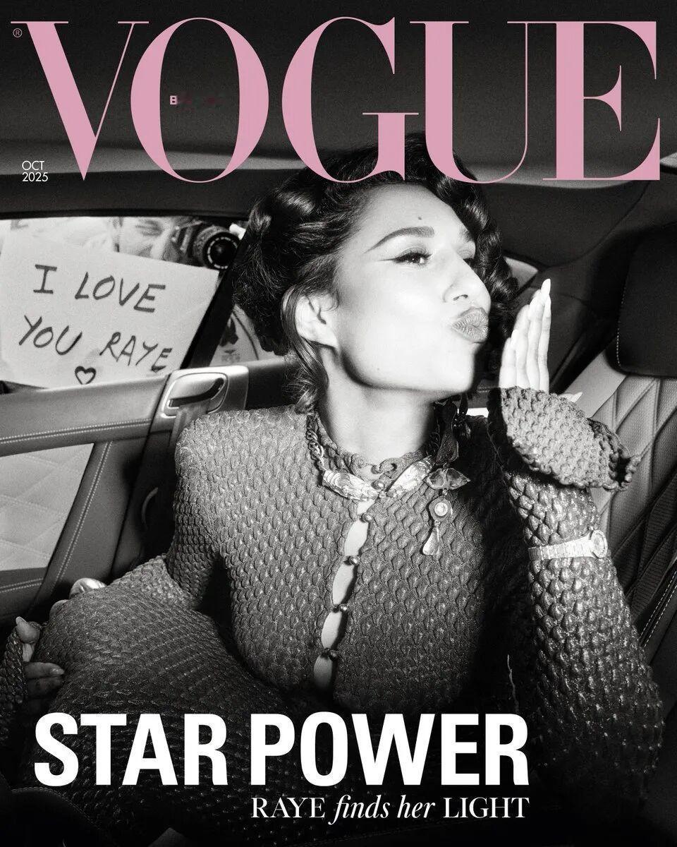 RAYE 登上英国版《VOGUE》十月刊封面。

27岁的 RAYE 拥有英国、