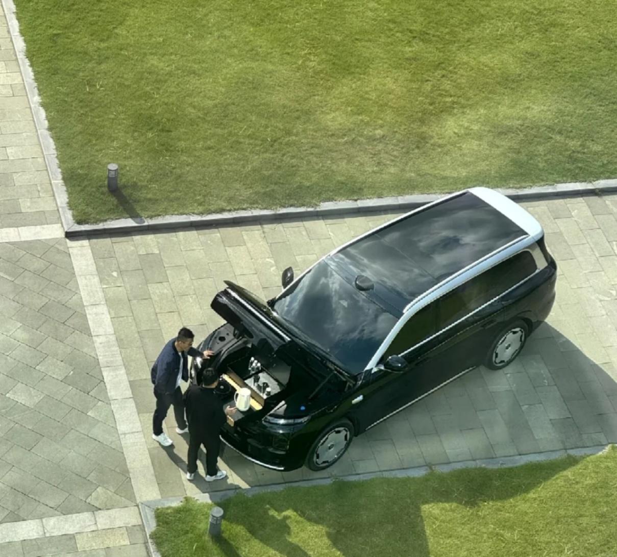 这样停车，第一眼以为理想车主又整活，细看原来是零跑
前备箱放了个电磁炉？有220