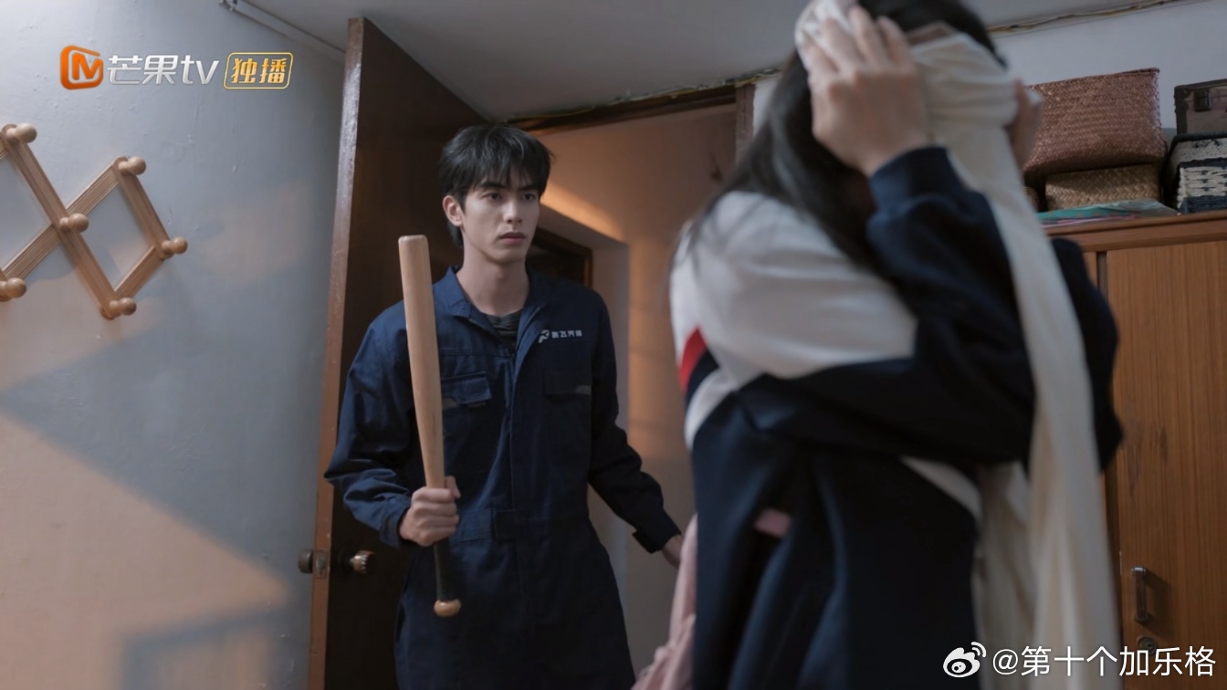 宋威龙穿修车店的工作服，穿出了一种时尚大牌的感觉。这张脸是真扛打。电视剧野狗骨头