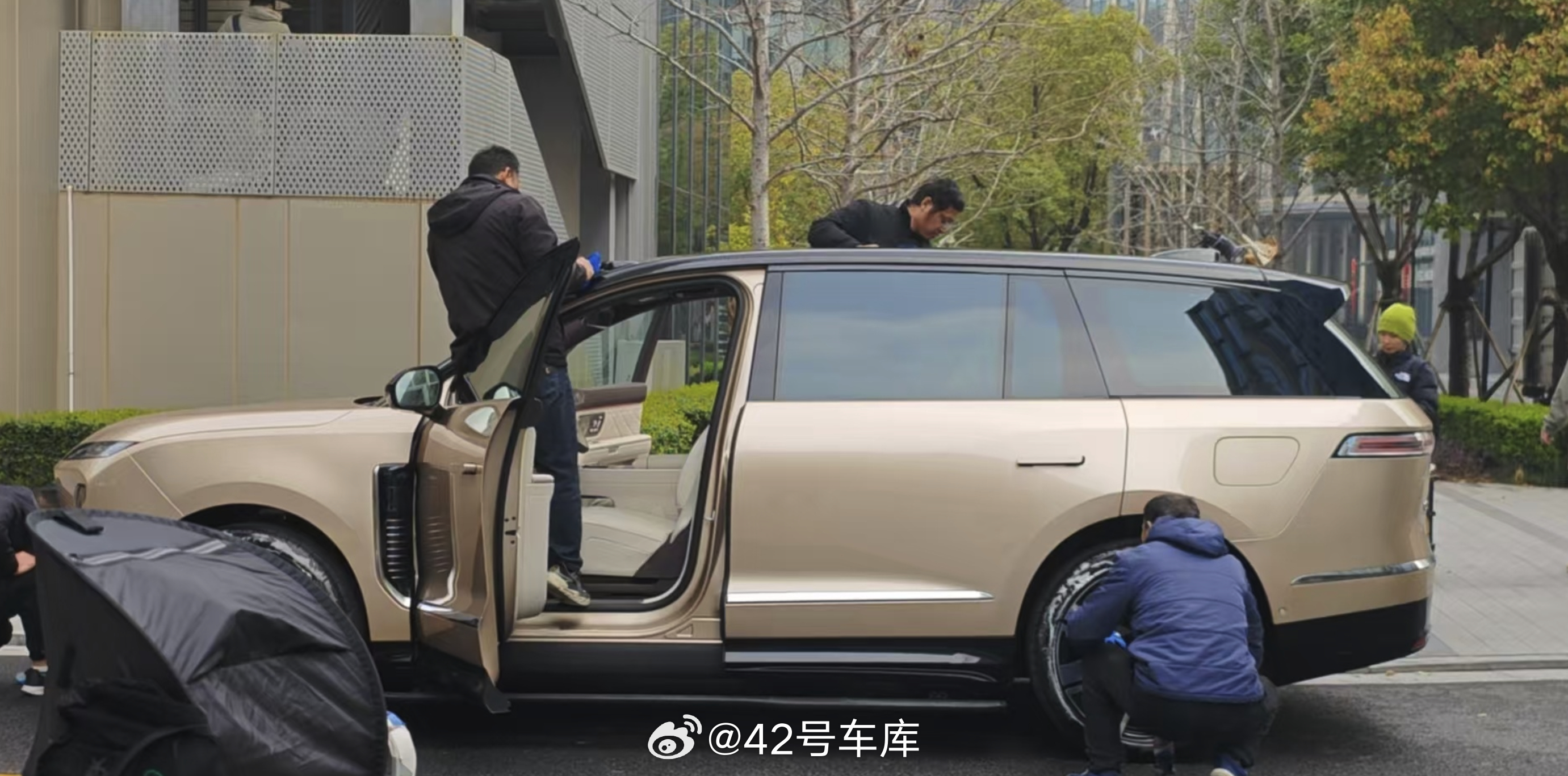 蔚来es9 新照片曝光，这个金色很好看啊！内饰也能看到一点了！42how