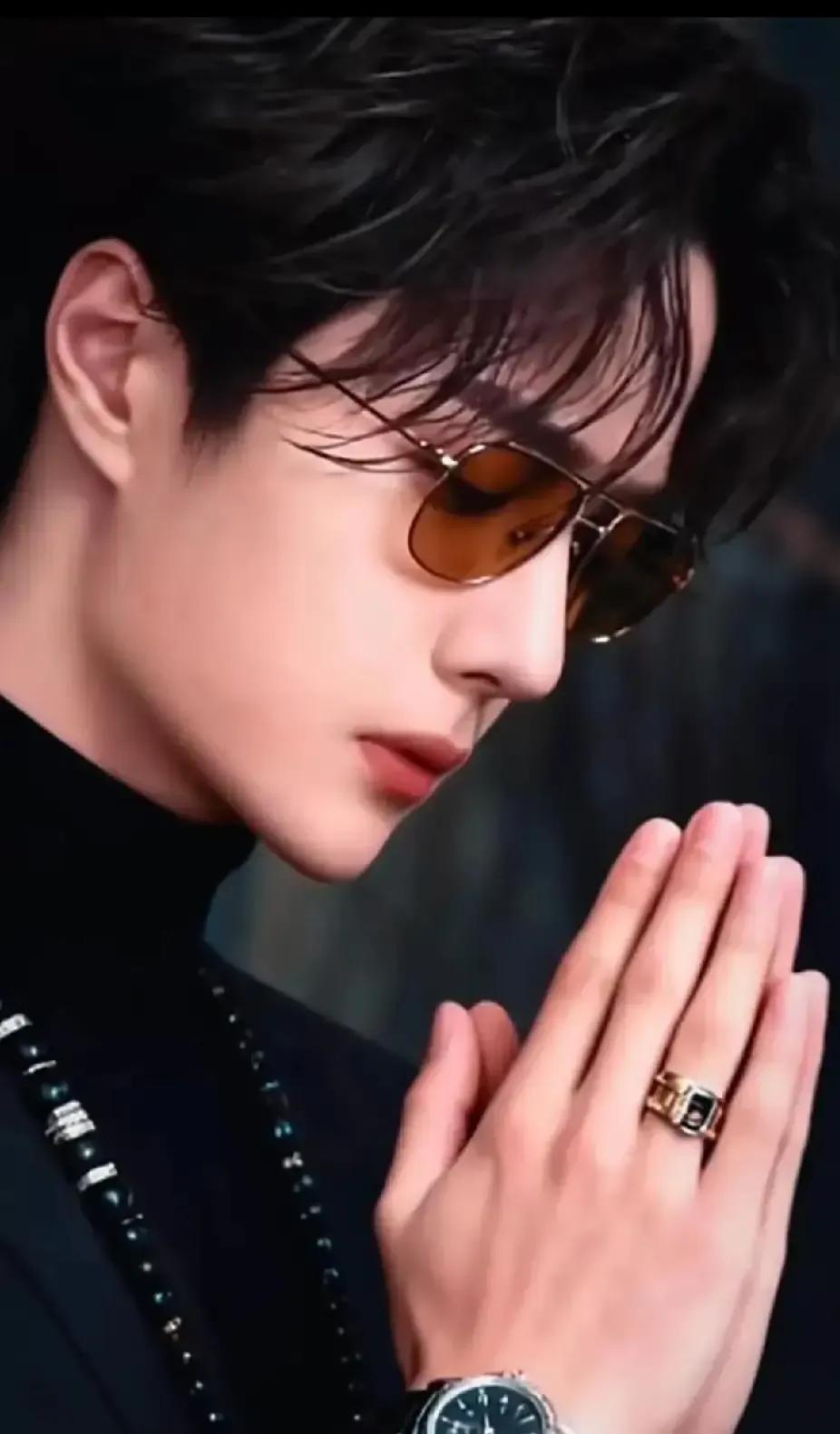 王一博被说没拍过硬汉大片，我直接甩出2021年GQ九月刊那张湿发背头照。
黑背心