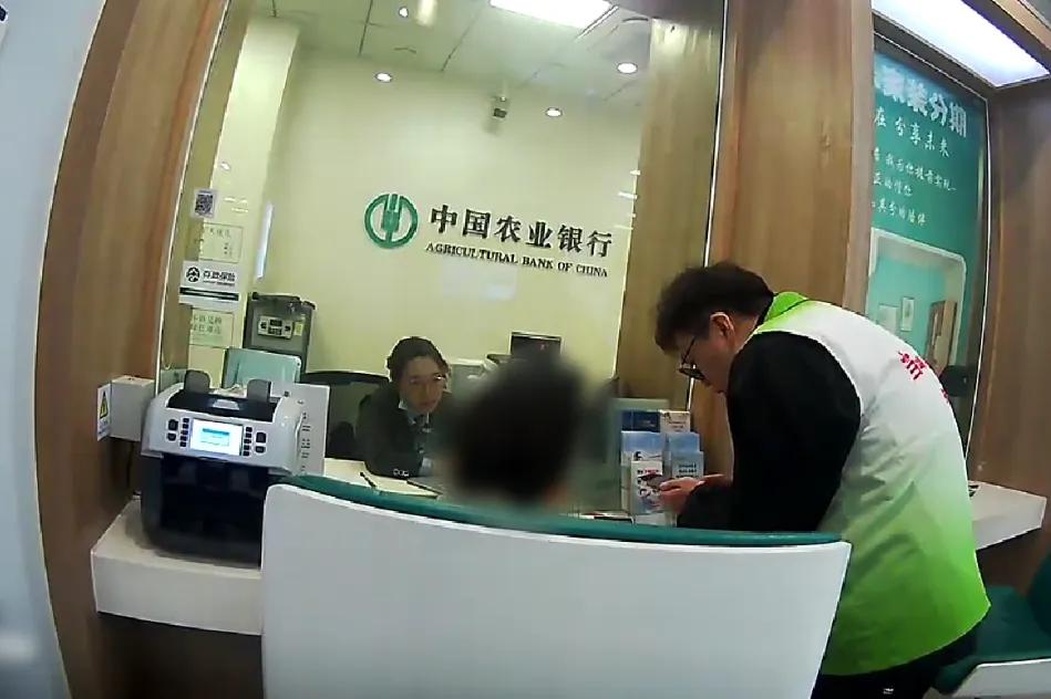 浙江嘉兴，一女子去银行取五万元，却被银行工作人员拒绝，她就纳闷了，不是每人每天最