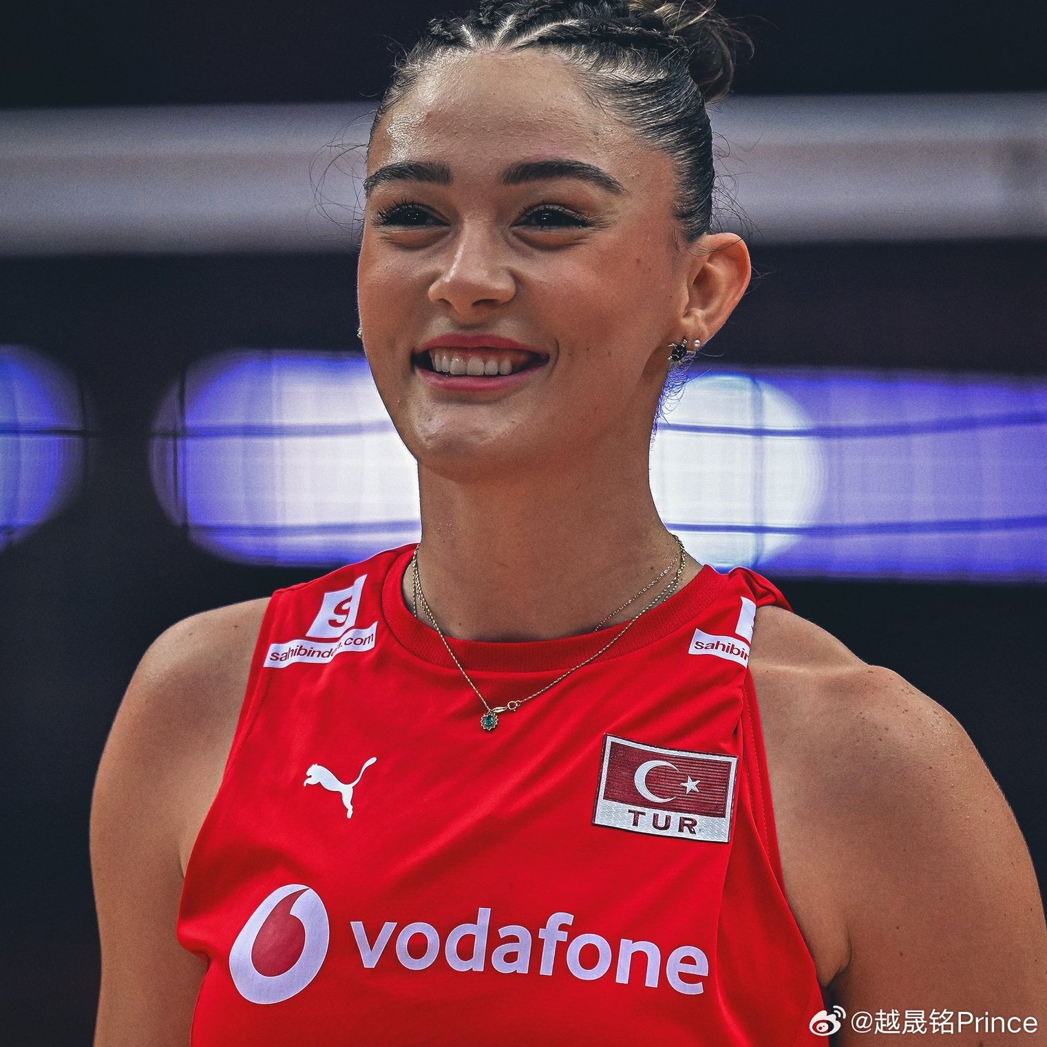 2026年世界女排联赛 ⚡️ 泽赫拉.居内什因背伤正在休养，她也在做着身体和心理