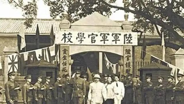 102年前的今天，广州黄埔长洲岛上，一艘艘小火轮缓缓靠岸。

1924年6月16
