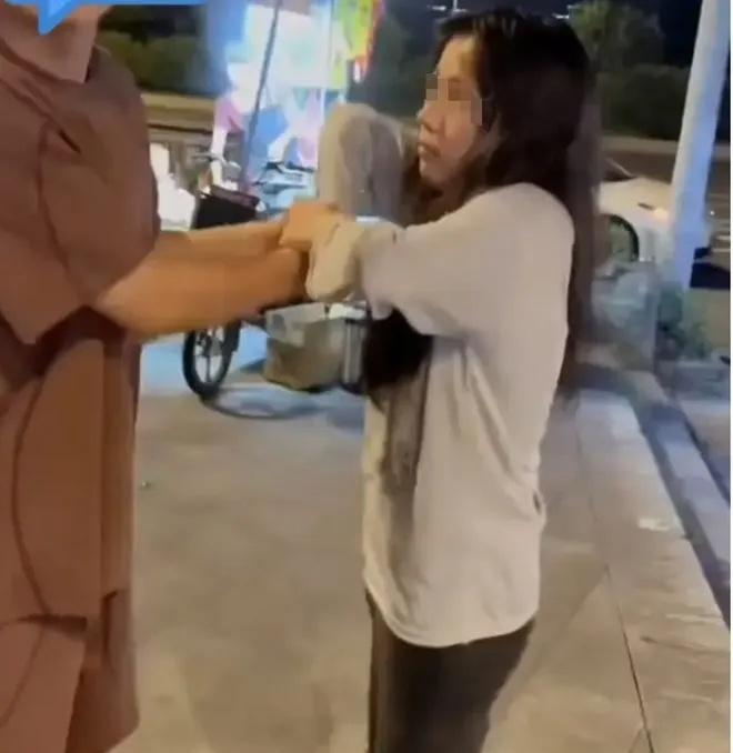 深夜闹市，女子举刀追砍 14 岁男孩，嘴里喊着 “玩游戏”？这到底是疯狂作案还是