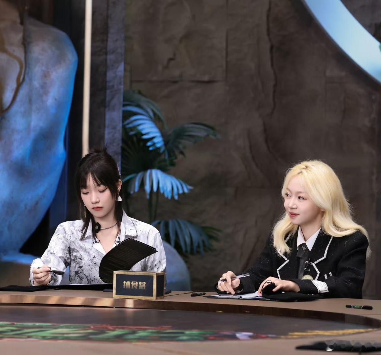 女孩子一旦联起手来 从看清身份牌的那一刻起，王初灵和林可雯就自动结成联盟，不断互