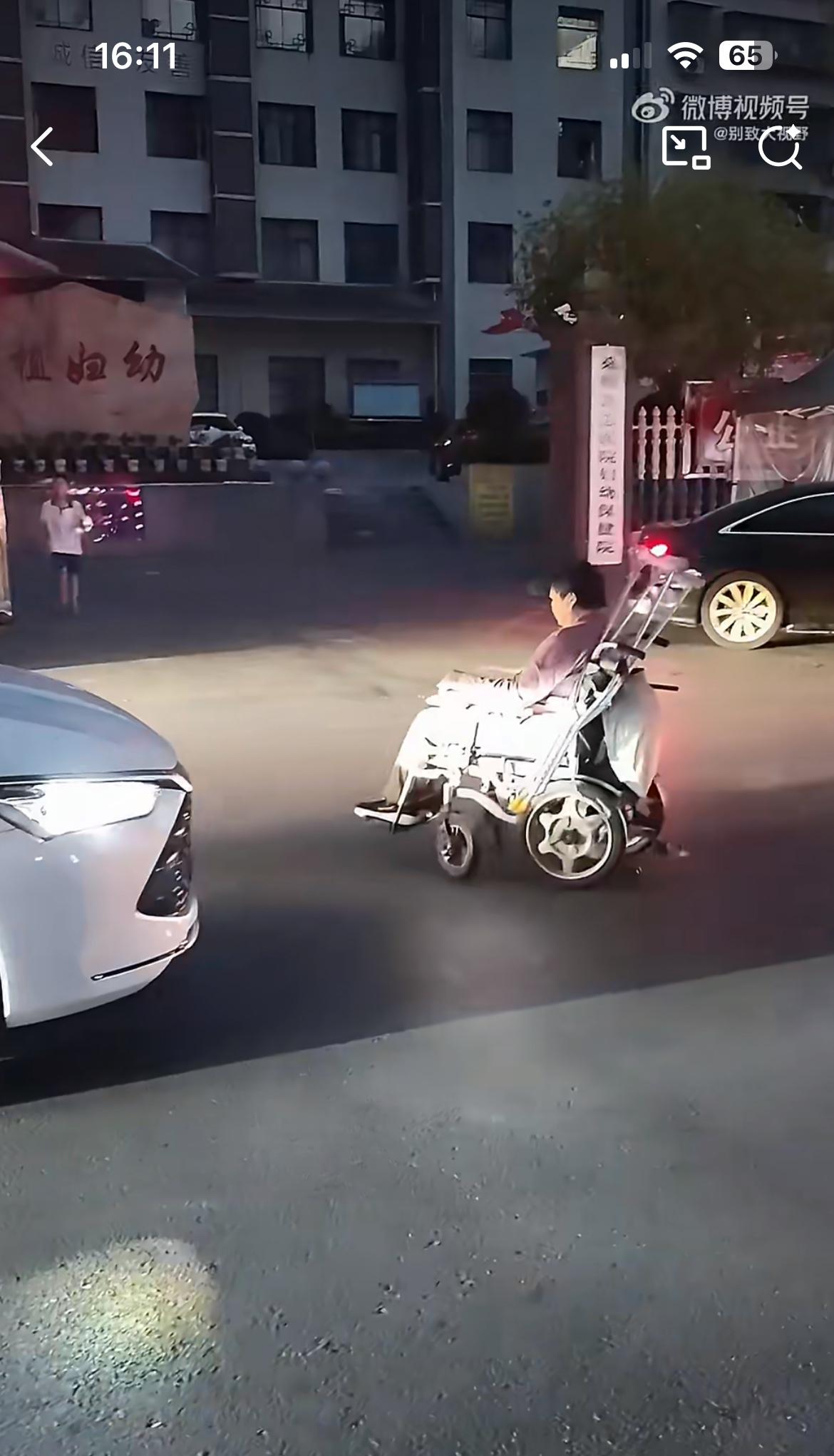 湖南桑植网友曝光，一名老太坐着电动轮椅穿梭在大马路上，这到底是要碰瓷？还是把马路
