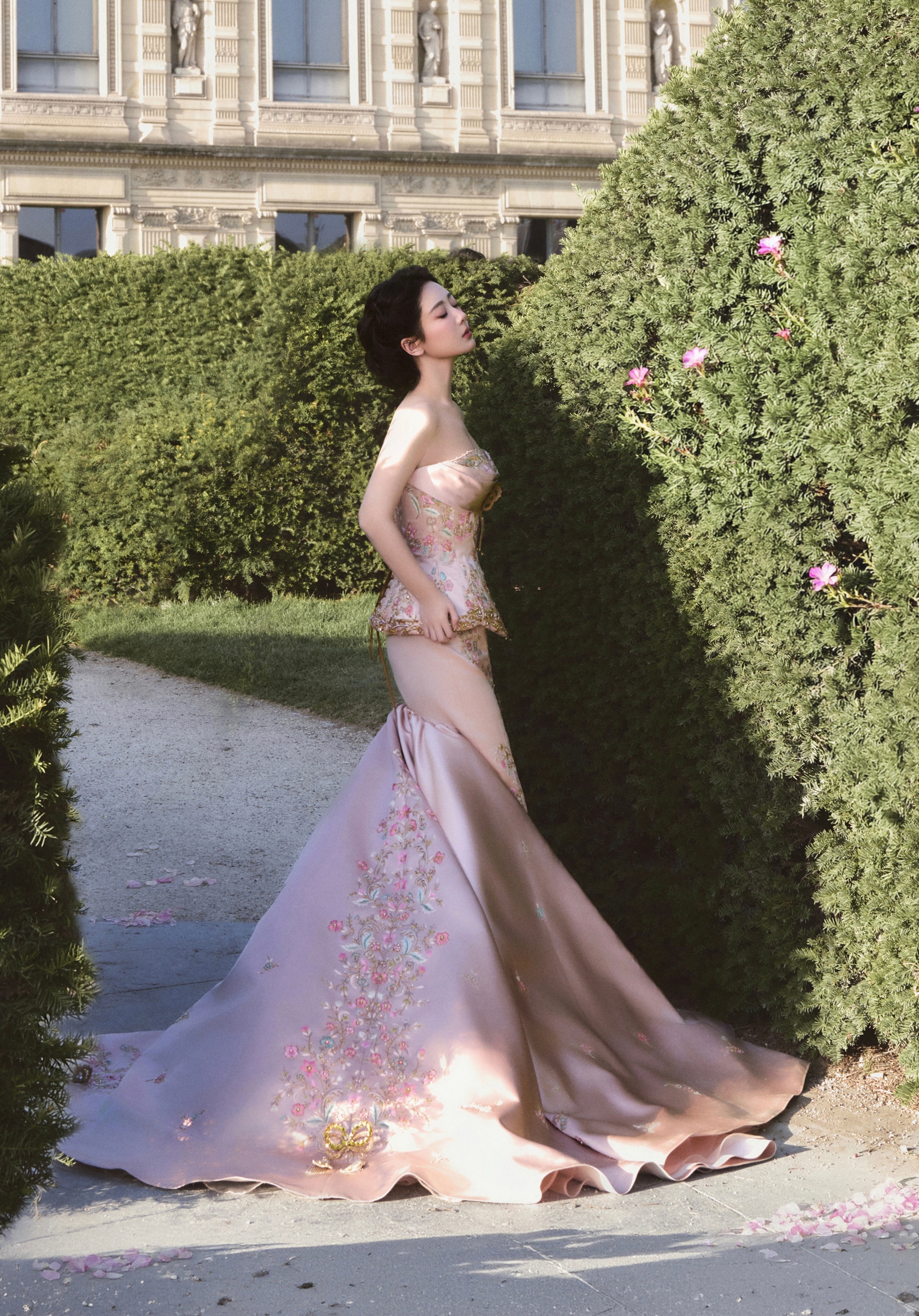 杨紫 . 粉缎藏繁花，金扣缀温柔杨紫女神级别的 杨紫 明媚的水蜜桃