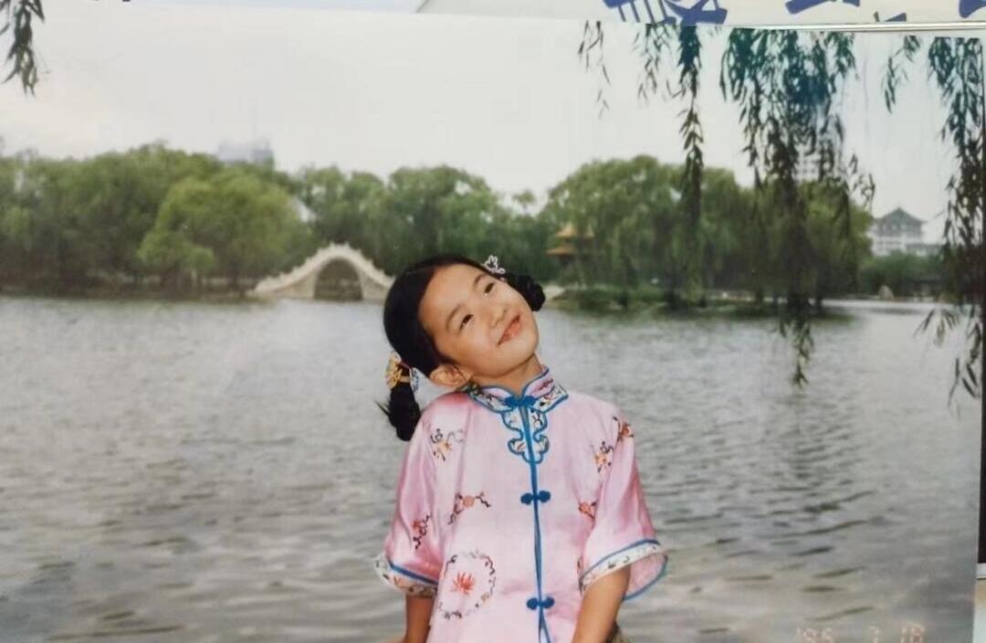 刘亦菲小时候的条件比我现在还好 从小就是美人坯子，好喜欢 ​​​