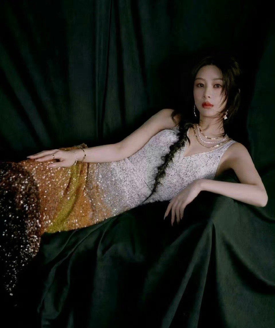 杨紫和赵丽颖撞衫，谁美到你了？ ​​​