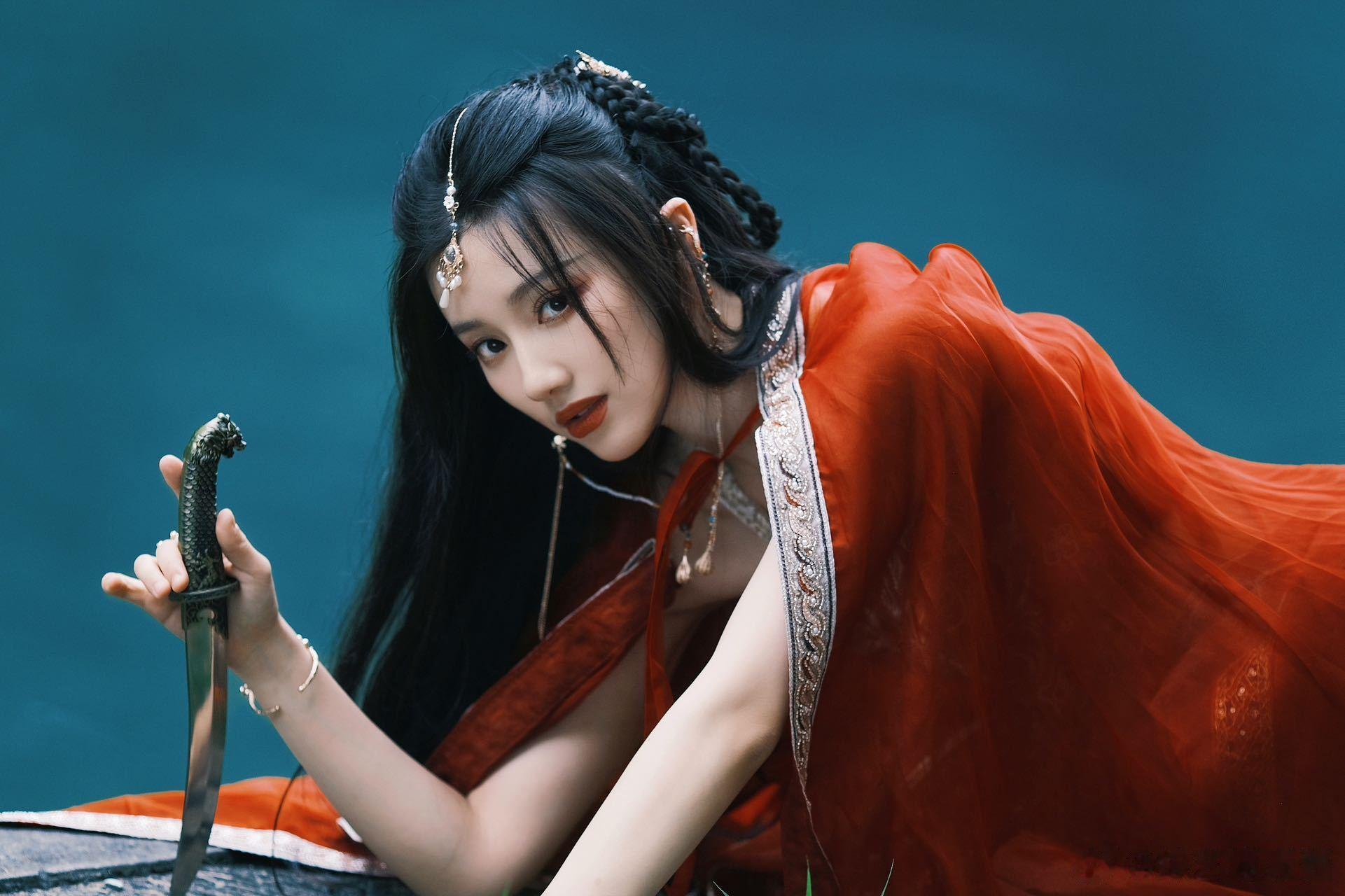 #王鹤润红衣异域感#谁又能错过王鹤润的红衣异域感造型的呢？真的是明艳动人呀，而且