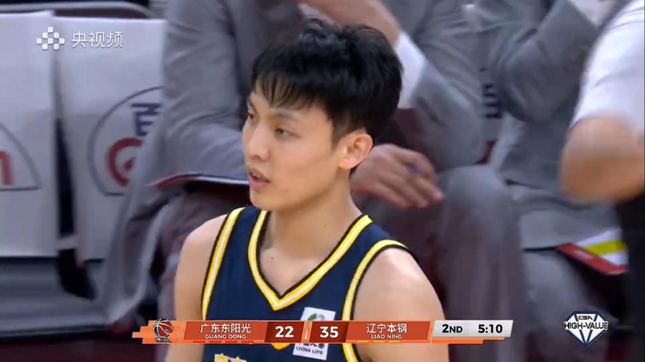 三分球前12投0中，上半场三分球17投1中（胡明轩2投0中，奎因3投0中，徐杰4