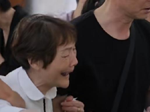 人人都夸周俞是大英雄，老母亲一句心里话，戳碎无数普通人的心，全场同事、邻居、所有