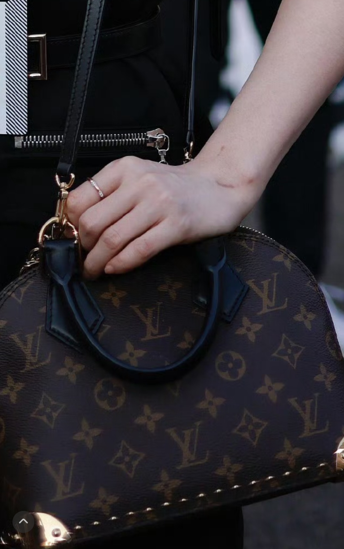 宝贝手好像受伤了 