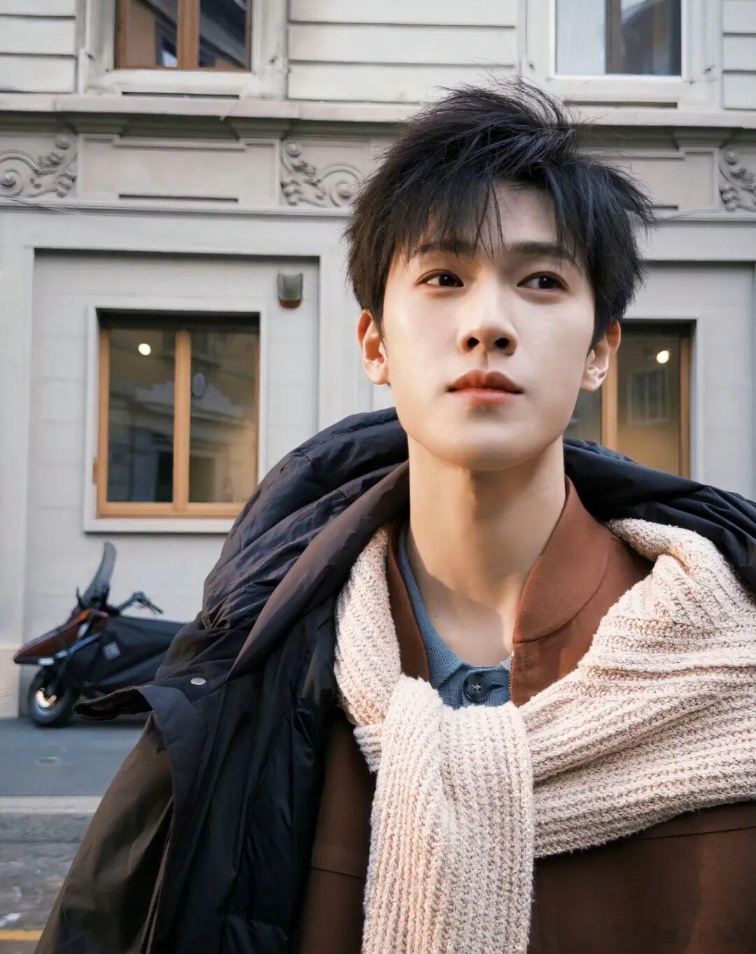 李昀锐他现在真的很甜蜜，每天都笑嘻嘻的，属于那种人逢喜事精神爽的感觉，不过他红了