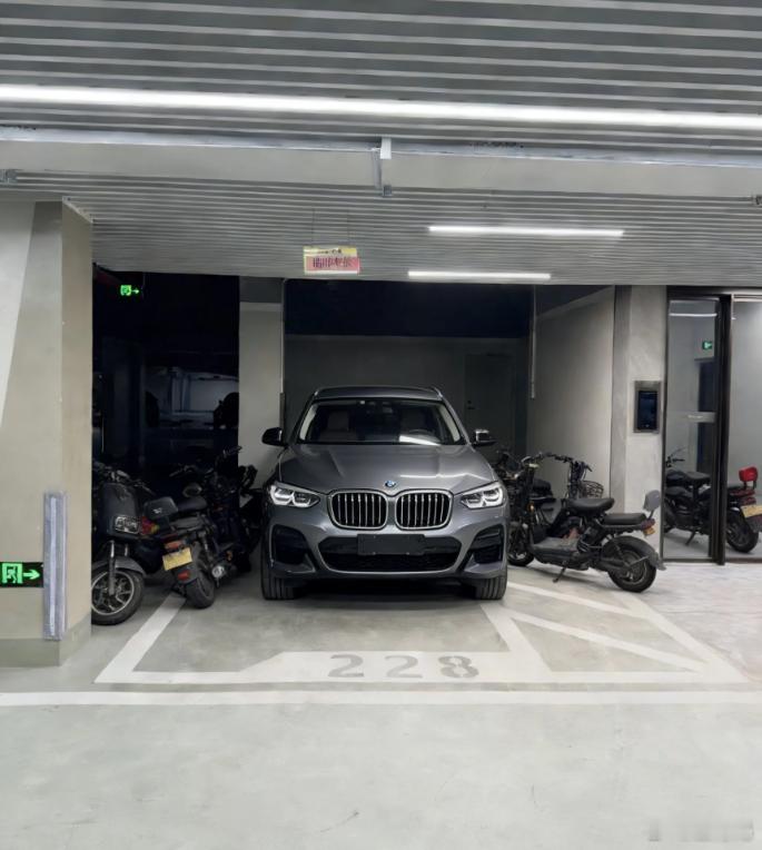 选车位的时候为什么不推荐大家选这种看上去十分宽敞也十分美好的车位，因为随着时间推